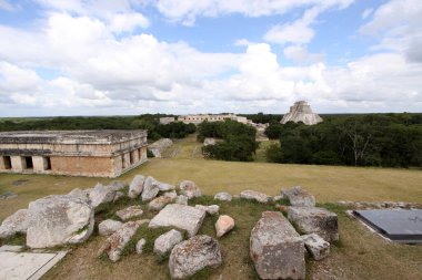 UXMAL, YUCATAN, MEXICO, 12 ARALIK 2011: Uxmal, Yucatan, Meksika 'daki Maya tapınağının kalıntıları, 12 Aralık 2011