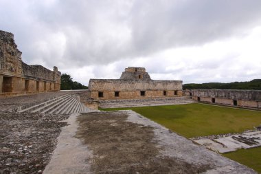 UXMAL, YUCATAN, MEXICO, 12 ARALIK 2011: Uxmal, Yucatan, Meksika 'daki Maya tapınağının kalıntıları, 12 Aralık 2011