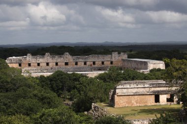UXMAL, YUCATAN, MEXICO, 12 ARALIK 2011: Uxmal, Yucatan, Meksika 'daki Maya tapınağının kalıntıları, 12 Aralık 2011