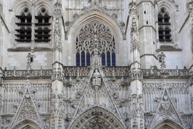 ABBEVILLE, SOMME, FRANCE, 09 Mart 2022: Saint Vufran Koleji Kilisesi 'nin dış mimarları ve dekorları