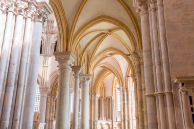 VEZELAY, FRANCE, 13 Nisan 2022: Saint Mary Magadalene manastırının iç ve mimari ayrıntıları