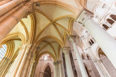 VEZELAY, FRANCE, 13 Nisan 2022: Saint Mary Magadalene manastırının iç ve mimari ayrıntıları