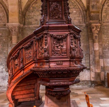 VEZELAY, FRANCE, 13 Nisan 2022: Saint Mary Magadalene manastırının iç ve mimari ayrıntıları