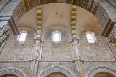 VEZELAY, FRANCE, 13 Nisan 2022: Saint Mary Magadalene manastırının iç ve mimari ayrıntıları