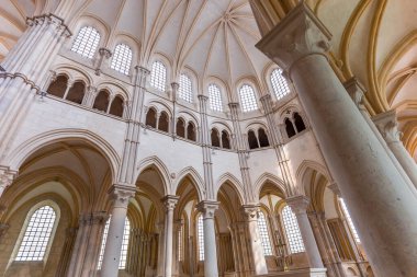 VEZELAY, FRANCE, 13 Nisan 2022: Saint Mary Magadalene manastırının iç ve mimari ayrıntıları