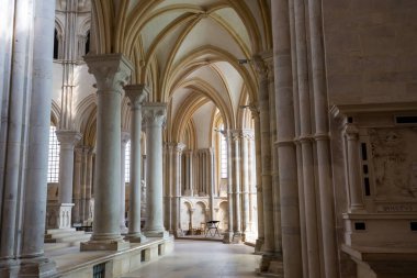 VEZELAY, FRANCE, 13 Nisan 2022: Saint Mary Magadalene manastırının iç ve mimari ayrıntıları