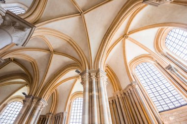 VEZELAY, FRANCE, 13 Nisan 2022: Saint Mary Magadalene manastırının iç ve mimari ayrıntıları