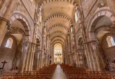 VEZELAY, FRANCE, 13 Nisan 2022: Saint Mary Magadalene manastırının iç ve mimari ayrıntıları