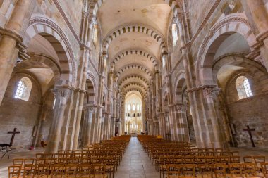 VEZELAY, FRANCE, 13 Nisan 2022: Saint Mary Magadalene manastırının iç ve mimari ayrıntıları