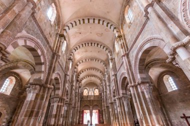 VEZELAY, FRANCE, 13 Nisan 2022: Saint Mary Magadalene manastırının iç ve mimari ayrıntıları