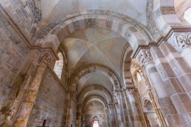 VEZELAY, FRANCE, 13 Nisan 2022: Saint Mary Magadalene manastırının iç ve mimari ayrıntıları