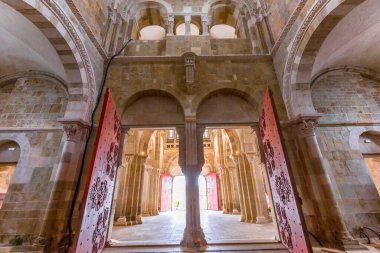 VEZELAY, FRANCE, 13 Nisan 2022: Saint Mary Magadalene manastırının iç ve mimari ayrıntıları
