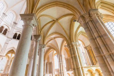 VEZELAY, FRANCE, 13 Nisan 2022: Saint Mary Magadalene manastırının iç ve mimari ayrıntıları