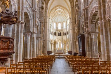 VEZELAY, FRANCE, 13 Nisan 2022: Saint Mary Magadalene manastırının iç ve mimari ayrıntıları