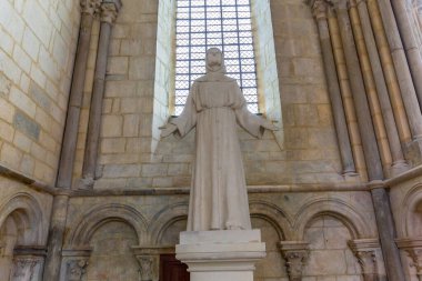 VEZELAY, FRANCE, 13 Nisan 2022: Saint Mary Magadalene manastırının iç ve mimari ayrıntıları