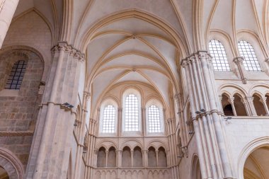 VEZELAY, FRANCE, 13 Nisan 2022: Saint Mary Magadalene manastırının iç ve mimari ayrıntıları