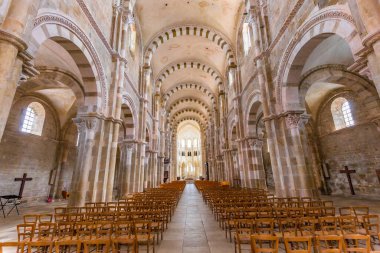 VEZELAY, FRANCE, 13 Nisan 2022: Saint Mary Magadalene manastırının iç ve mimari ayrıntıları