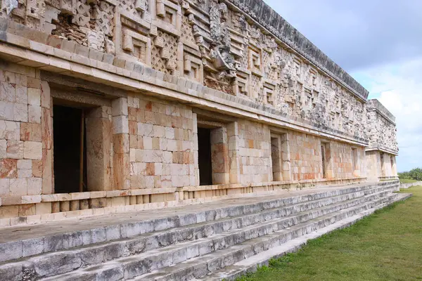 UXMAL, YUCATAN, MEXICO, 12 ARALIK 2011: Uxmal, Yucatan, Meksika 'daki Maya tapınağının kalıntıları, 12 Aralık 2011