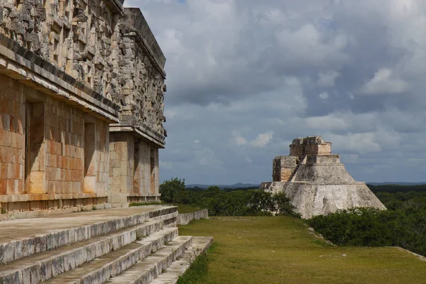 UXMAL, YUCATAN, MEXICO, 12 ARALIK 2011: Uxmal, Yucatan, Meksika 'daki Maya tapınağının kalıntıları, 12 Aralık 2011