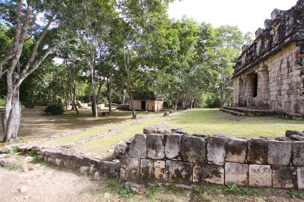 UXMAL, YUCATAN, MEXICO, 12 ARALIK 2011: Uxmal, Yucatan, Meksika 'daki Maya tapınağının kalıntıları, 12 Aralık 2011