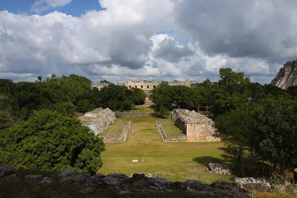 UXMAL, YUCATAN, MEXICO, 12 ARALIK 2011: Uxmal, Yucatan, Meksika 'daki Maya tapınağının kalıntıları, 12 Aralık 2011