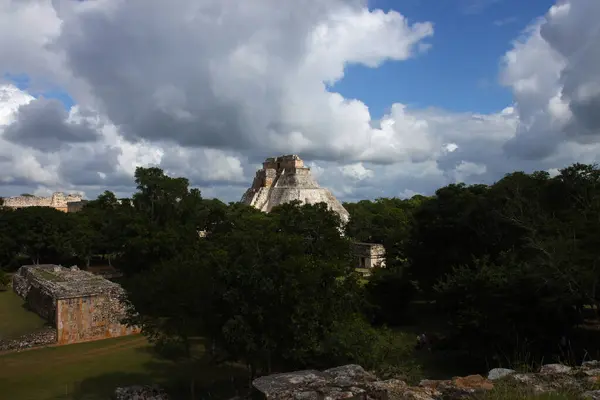 UXMAL, YUCATAN, MEXICO, 12 ARALIK 2011: Uxmal, Yucatan, Meksika 'daki Maya tapınağının kalıntıları, 12 Aralık 2011