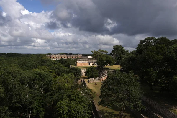 UXMAL, YUCATAN, MEXICO, 12 ARALIK 2011: Uxmal, Yucatan, Meksika 'daki Maya tapınağının kalıntıları, 12 Aralık 2011