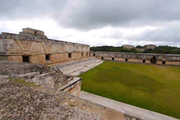 UXMAL, YUCATAN, MEXICO, 12 ARALIK 2011: Uxmal, Yucatan, Meksika 'daki Maya tapınağının kalıntıları, 12 Aralık 2011