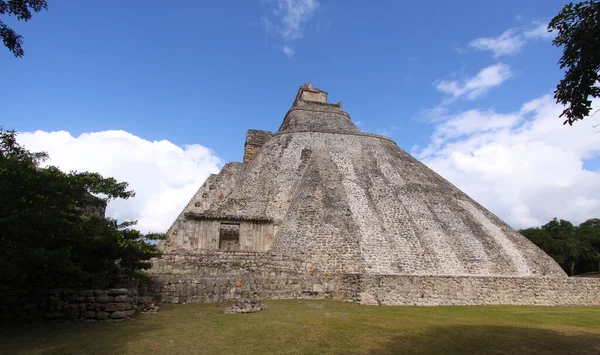UXMAL, YUCATAN, MEXICO, 12 ARALIK 2011: Uxmal, Yucatan, Meksika 'daki Maya tapınağının kalıntıları, 12 Aralık 2011