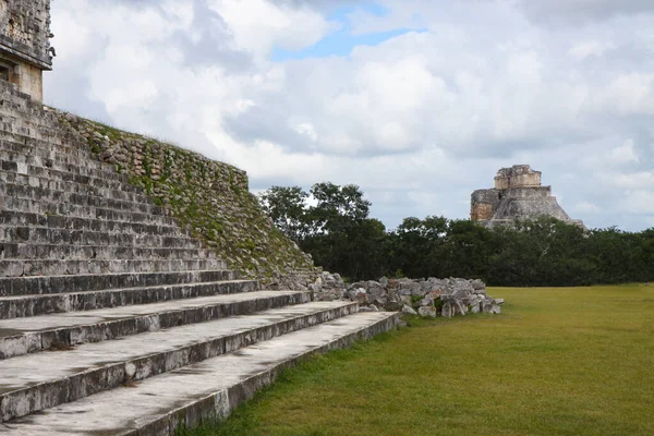 UXMAL, YUCATAN, MEXICO, 12 ARALIK 2011: Uxmal, Yucatan, Meksika 'daki Maya tapınağının kalıntıları, 12 Aralık 2011