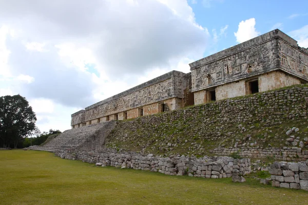 UXMAL, YUCATAN, MEXICO, 12 ARALIK 2011: Uxmal, Yucatan, Meksika 'daki Maya tapınağının kalıntıları, 12 Aralık 2011