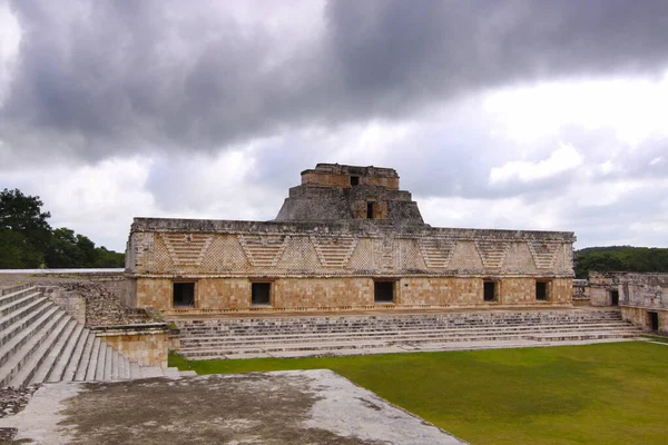 UXMAL, YUCATAN, MEXICO, 12 ARALIK 2011: Uxmal, Yucatan, Meksika 'daki Maya tapınağının kalıntıları, 12 Aralık 2011