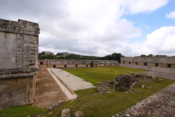 UXMAL, YUCATAN, MEXICO, 12 ARALIK 2011: Uxmal, Yucatan, Meksika 'daki Maya tapınağının kalıntıları, 12 Aralık 2011
