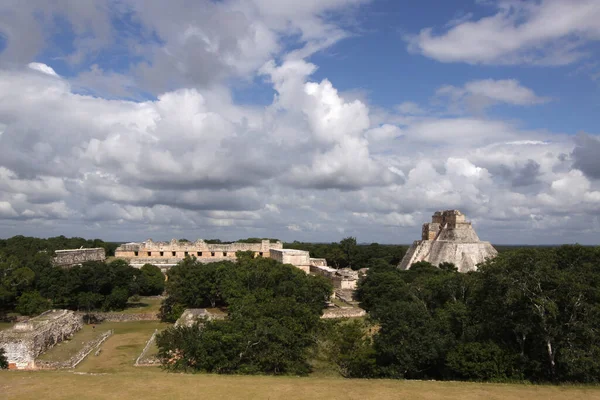 UXMAL, YUCATAN, MEXICO, 12 ARALIK 2011: Uxmal, Yucatan, Meksika 'daki Maya tapınağının kalıntıları, 12 Aralık 2011