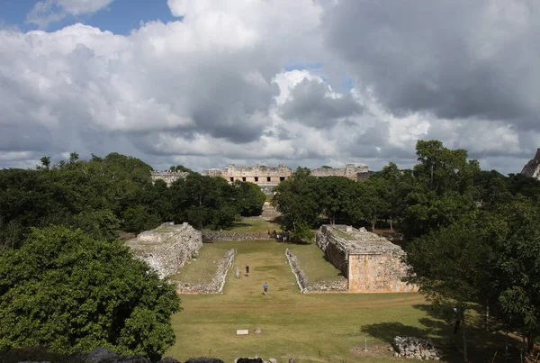 UXMAL, YUCATAN, MEXICO, 12 ARALIK 2011: Uxmal, Yucatan, Meksika 'daki Maya tapınağının kalıntıları, 12 Aralık 2011