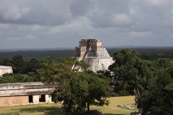UXMAL, YUCATAN, MEXICO, 12 ARALIK 2011: Uxmal, Yucatan, Meksika 'daki Maya tapınağının kalıntıları, 12 Aralık 2011