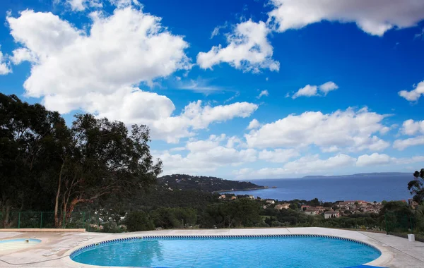 帽湖畔的游泳池 莱布兰多 法国里维拉 — 图库照片