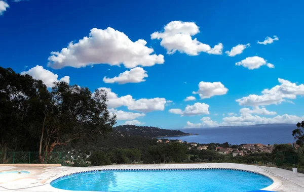 帽湖畔的游泳池 莱布兰多 法国里维拉 — 图库照片