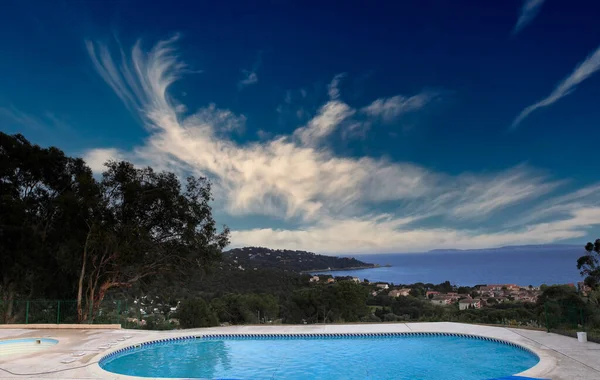 Capital Negre 'de yüzme havuzu, le lavandou, French Riviera, Fransa