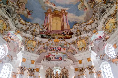 Steingaden, bavyera, Almanya, 31 Mayıs 2022: Wieskirche kilisesinin iç mekanları, freskleri ve mimari dekorları