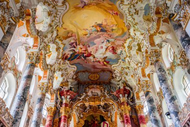 Steingaden, bavyera, Almanya, 31 Mayıs 2022: Wieskirche kilisesinin iç mekanları, freskleri ve mimari dekorları