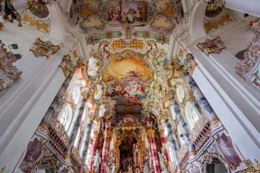 Steingaden, bavyera, Almanya, 31 Mayıs 2022: Wieskirche kilisesinin iç mekanları, freskleri ve mimari dekorları