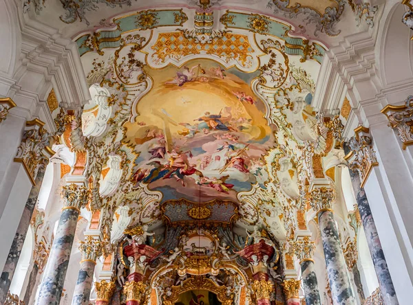 Steingaden, bavyera, Almanya, 31 Mayıs 2022: Wieskirche kilisesinin iç mekanları, freskleri ve mimari dekorları