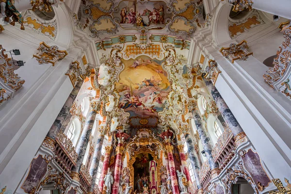 Steingaden, bavyera, Almanya, 31 Mayıs 2022: Wieskirche kilisesinin iç mekanları, freskleri ve mimari dekorları