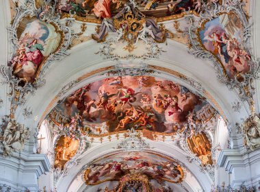 OTTOBEUREN, BAVARIA, GERMANY, HAZİRAN 04, 2022: Ottobeuren Manastırı Bazilikası 'nın iç mekanları, freskleri ve mimari süslemeleri
