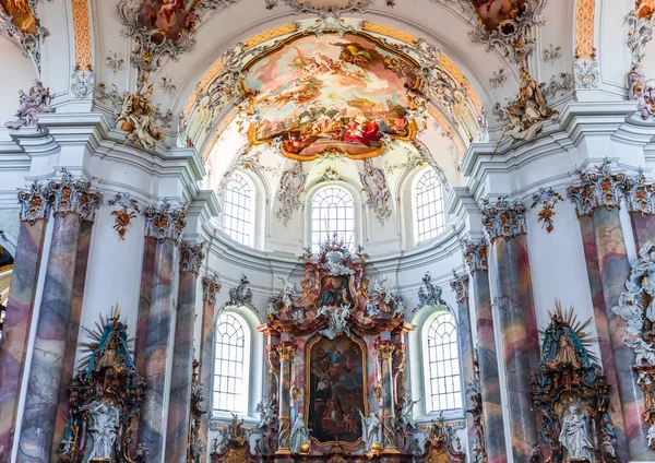 OTTOBEUREN, BAVARIA, GERMANY, HAZİRAN 04, 2022: Ottobeuren Manastırı Bazilikası 'nın iç mekanları, freskleri ve mimari süslemeleri