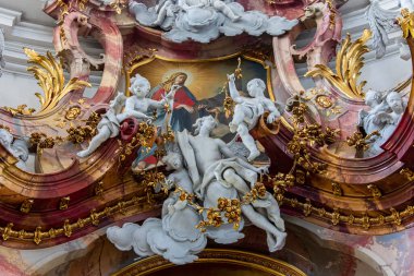 OTTOBEUREN, BAVARIA, GERMANY, HAZİRAN 04, 2022: Ottobeuren Manastırı Bazilikası 'nda 18. yüzyılda çeşitli isimsiz sanatçılar tarafından yapılmış Rococo sıva heykelleri