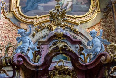 OTTOBEUREN, BAVARIA, GERMANY, HAZİRAN 04, 2022: Ottobeuren Manastırı Bazilikası 'nda 18. yüzyılda çeşitli isimsiz sanatçılar tarafından yapılmış Rococo sıva heykelleri