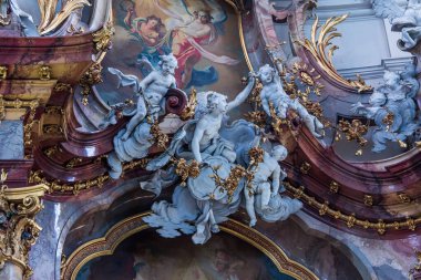 OTTOBEUREN, BAVARIA, GERMANY, HAZİRAN 04, 2022: Ottobeuren Manastırı Bazilikası 'nda 18. yüzyılda çeşitli isimsiz sanatçılar tarafından yapılmış Rococo sıva heykelleri