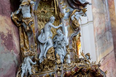OTTOBEUREN, BAVARIA, GERMANY, HAZİRAN 04, 2022: Ottobeuren Manastırı Bazilikası 'nda 18. yüzyılda çeşitli isimsiz sanatçılar tarafından yapılmış Rococo sıva heykelleri